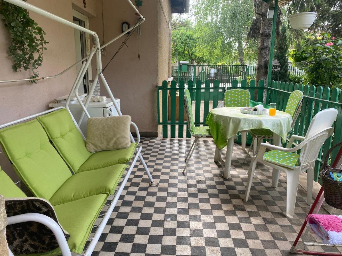 Grany'S Retro Guesthouse Near Budapest Airport เวคชีส์ ภายนอก รูปภาพ