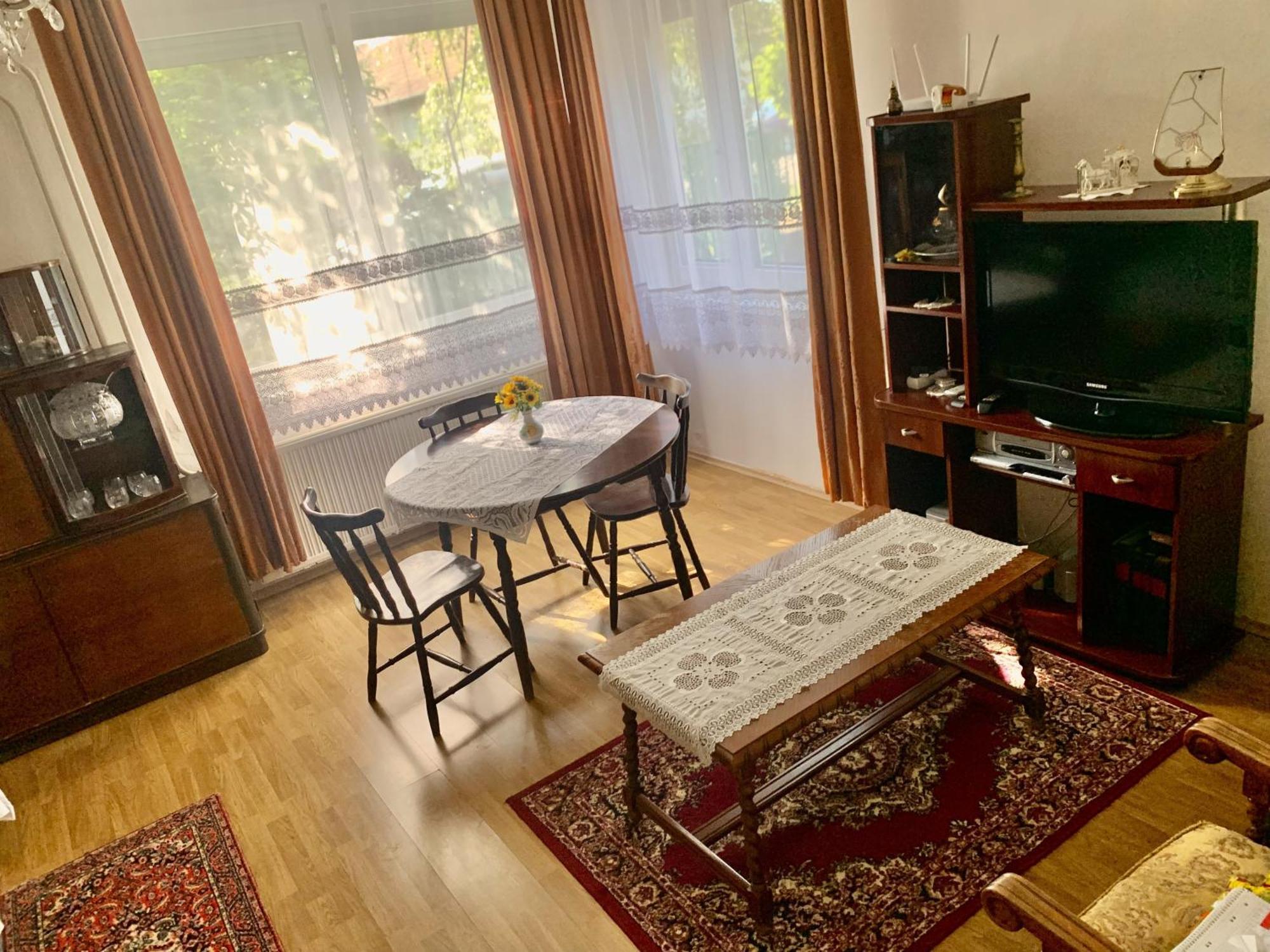 Grany'S Retro Guesthouse Near Budapest Airport เวคชีส์ ภายนอก รูปภาพ