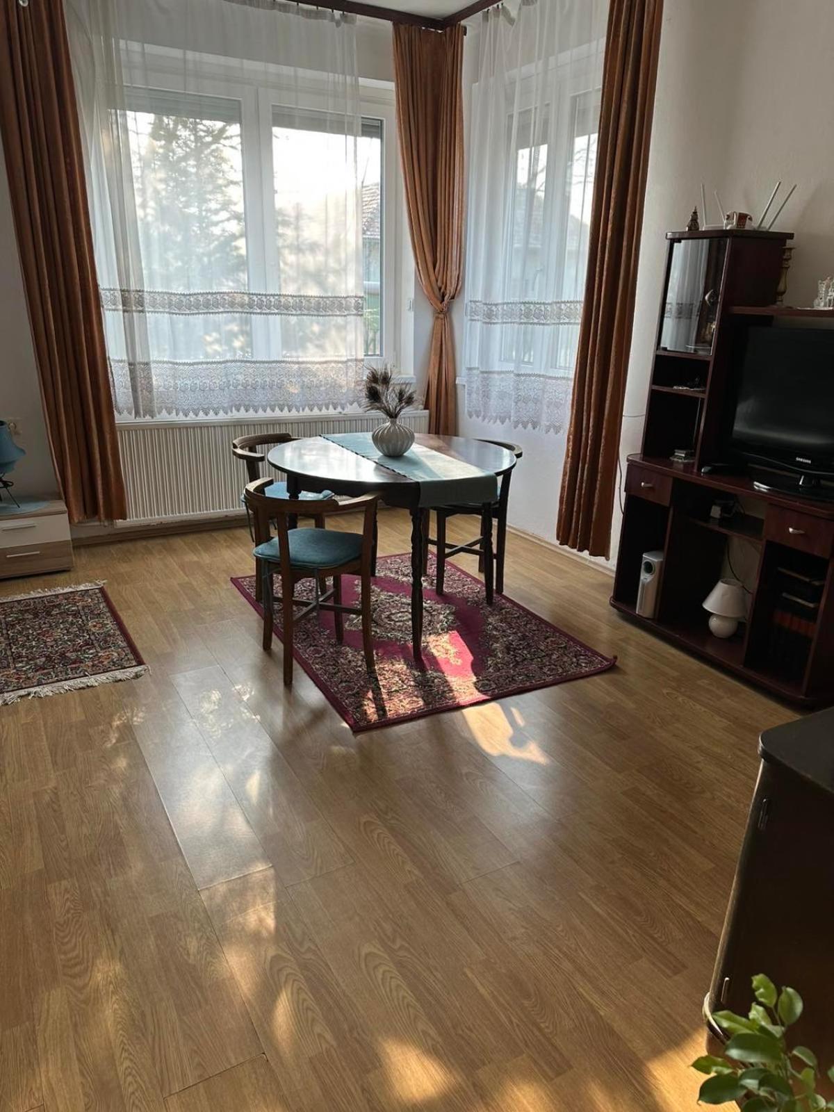 Grany'S Retro Guesthouse Near Budapest Airport เวคชีส์ ภายนอก รูปภาพ